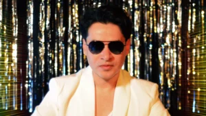 Alejandro Londoño, cantante colombiano con una propuesta musical que fusiona synthwave de los años 80 y pop moderno.