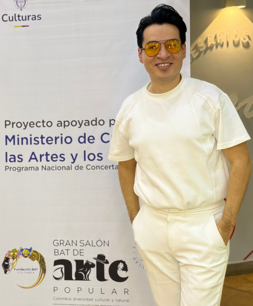 Alejandro Londoño en la exposición del gran salón BAT en Medellín