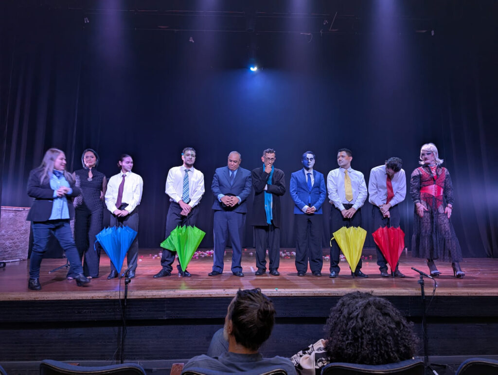 El elenco de Espíritu Errante durante el saludo final en el escenario del Teatro Ateneo Porfirio Barba Jacob.